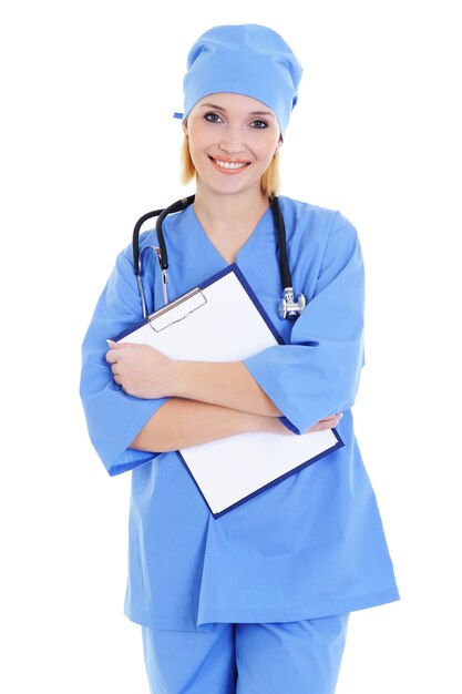 Doctora en uniforme médico azul sosteniendo un gráfico - aislado en blanco