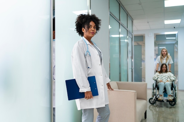 Foto gratuita doctora de vista lateral con bata blanca