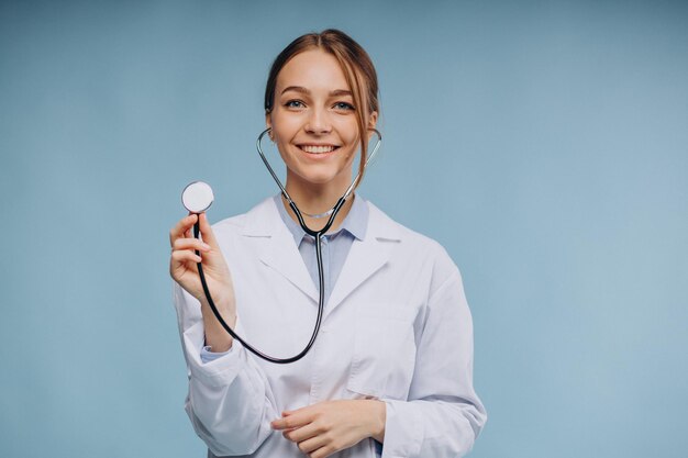 Doctora vistiendo bata de laboratorio con estetoscopio aislado