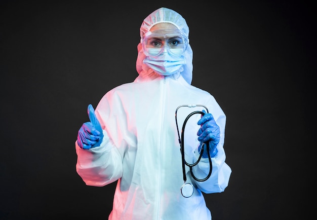 Doctora vistiendo ropa médica