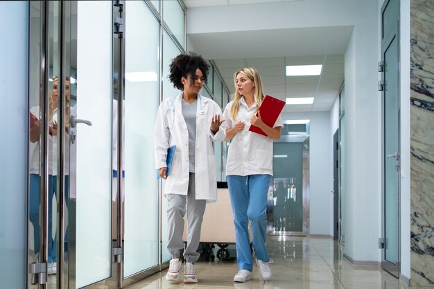 Doctoras de vista frontal en la clínica