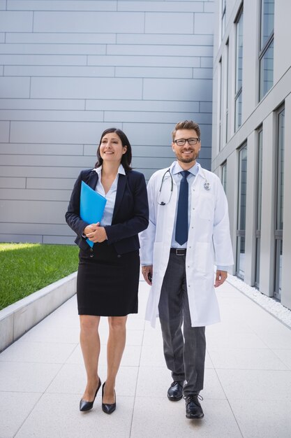 Doctores caminando juntos en las instalaciones del hospital.