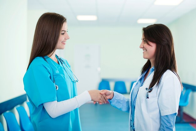 Doctores dándose la mano en el hospital