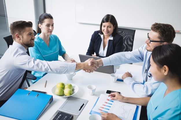 Doctores dándose la mano unos a otros