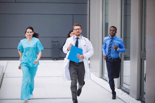 Doctores y enfermeras corriendo para emergencias