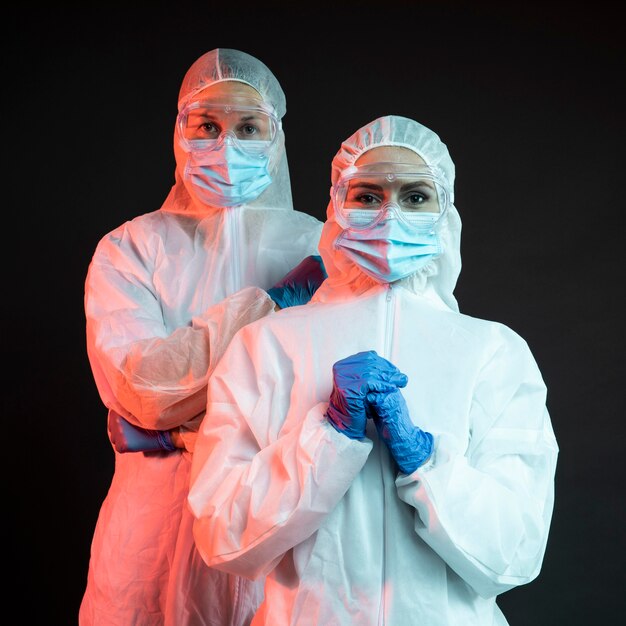 Doctores con equipo médico especial.