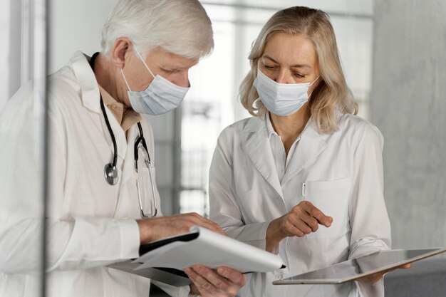 Doctores con máscaras médicas hablando