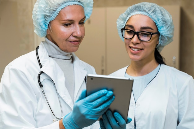 Doctores mirando notas en el portapapeles