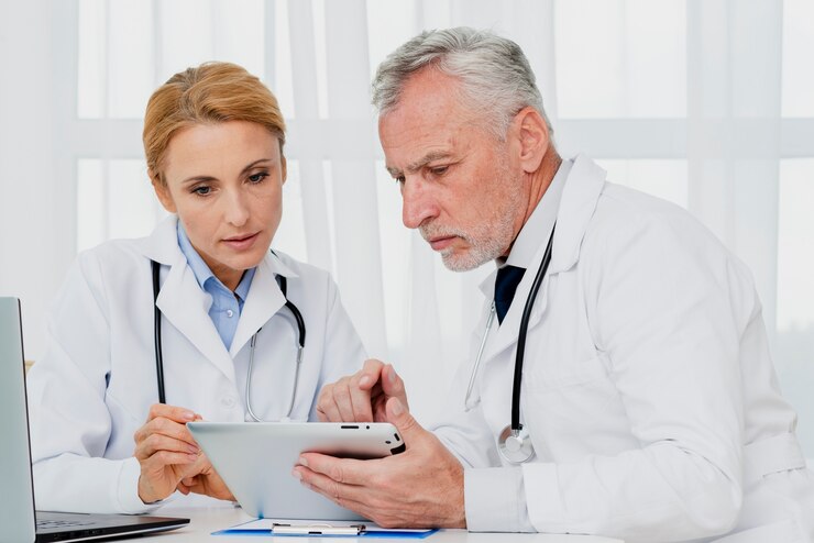 Foto gratuito doctores mirando tableta