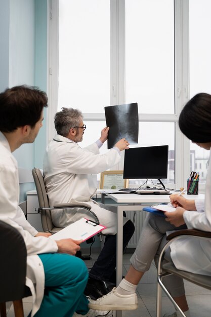 Doctores que miran la radiografía del paciente