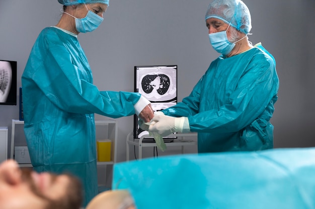 Doctores que se preparan para un procedimiento quirúrgico