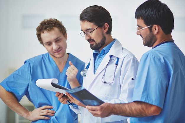 Doctores revisando un historial médico