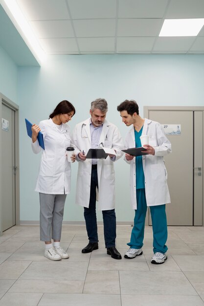 Doctores de tiro completo discutiendo en el trabajo