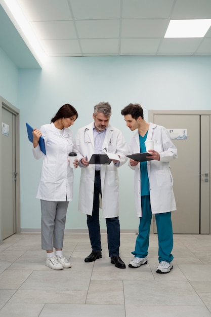 Doctores de tiro completo discutiendo en el trabajo