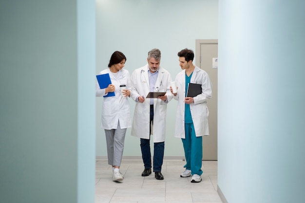 Doctores de tiro completo hablando en el trabajo