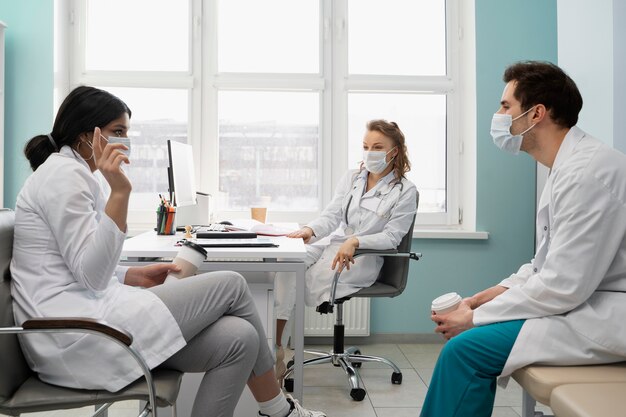 Doctores de tiro medio discutiendo en el trabajo