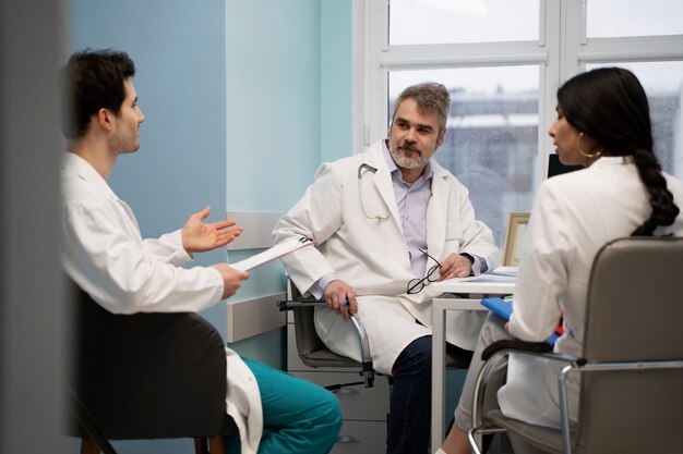 Doctores de tiro medio discutiendo