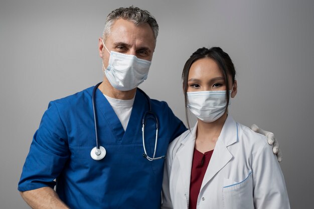 Doctores de tiro medio posando juntos