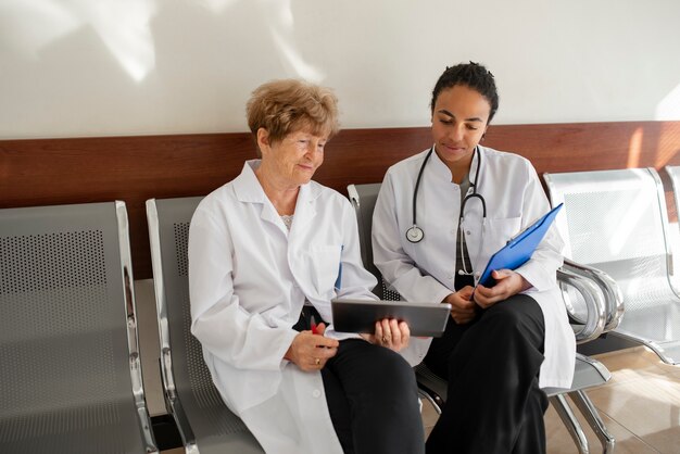 Doctores de tiro medio sentados juntos