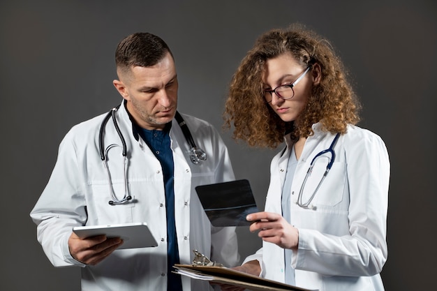 Doctores de tiro medio vistiendo juntos