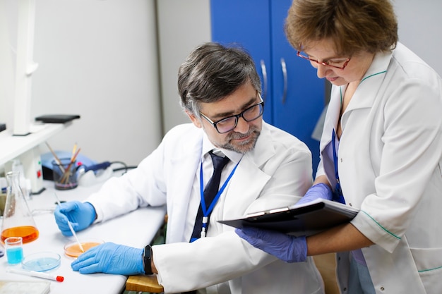 Doctores trabajando juntos en investigación médica