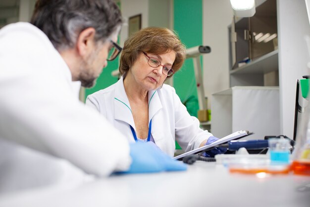 Doctores trabajando juntos en investigación médica