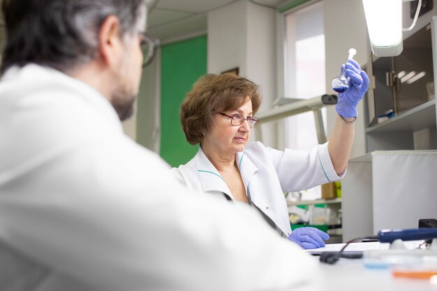 Doctores trabajando juntos en investigación médica