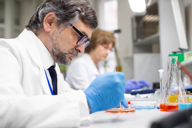 Foto gratuita doctores trabajando juntos en investigación médica