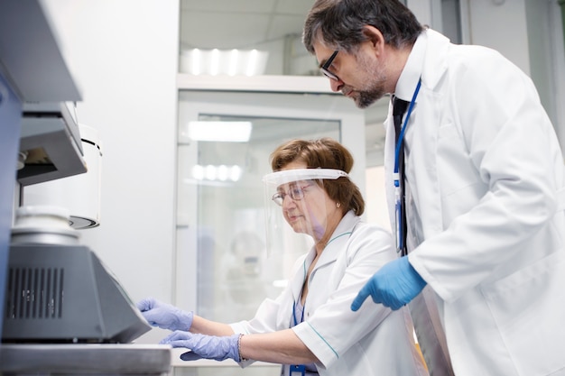 Doctores trabajando juntos en investigación médica