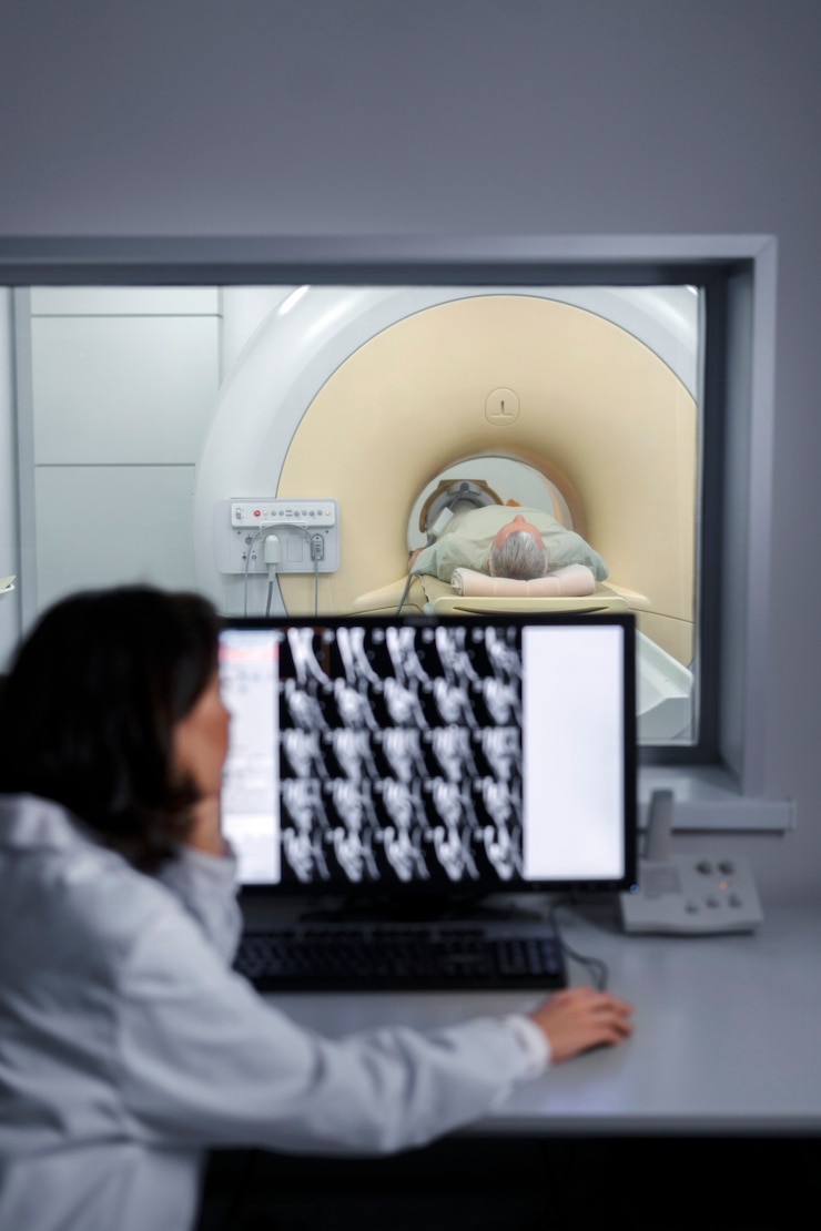 Photo Gratis dokter memeriksa hasil pemindaian ct