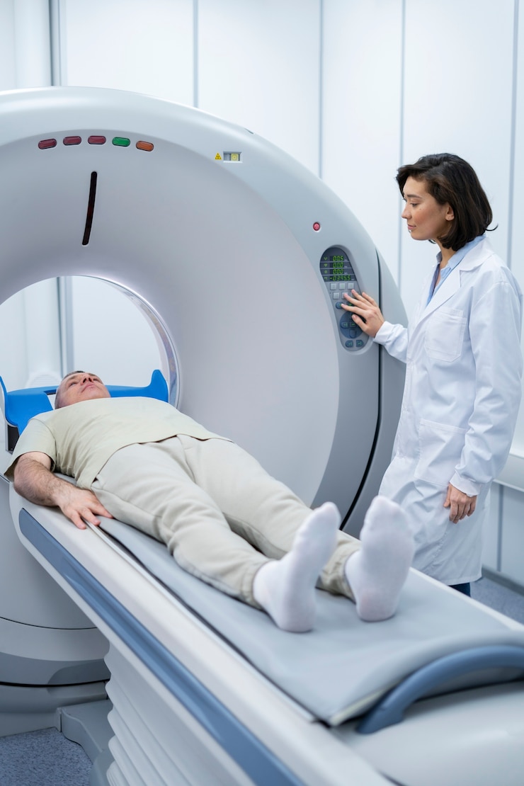 Photo Gratis dokter sedang mempersiapkan pasien untuk pemindaian ct