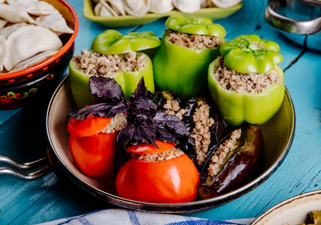 Dolma azerbaiyano hecho con tomate, pimiento verde y berenjena con relleno de carne.