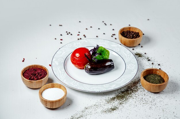 Dolma de berenjena tomate y pimiento con carne rellena