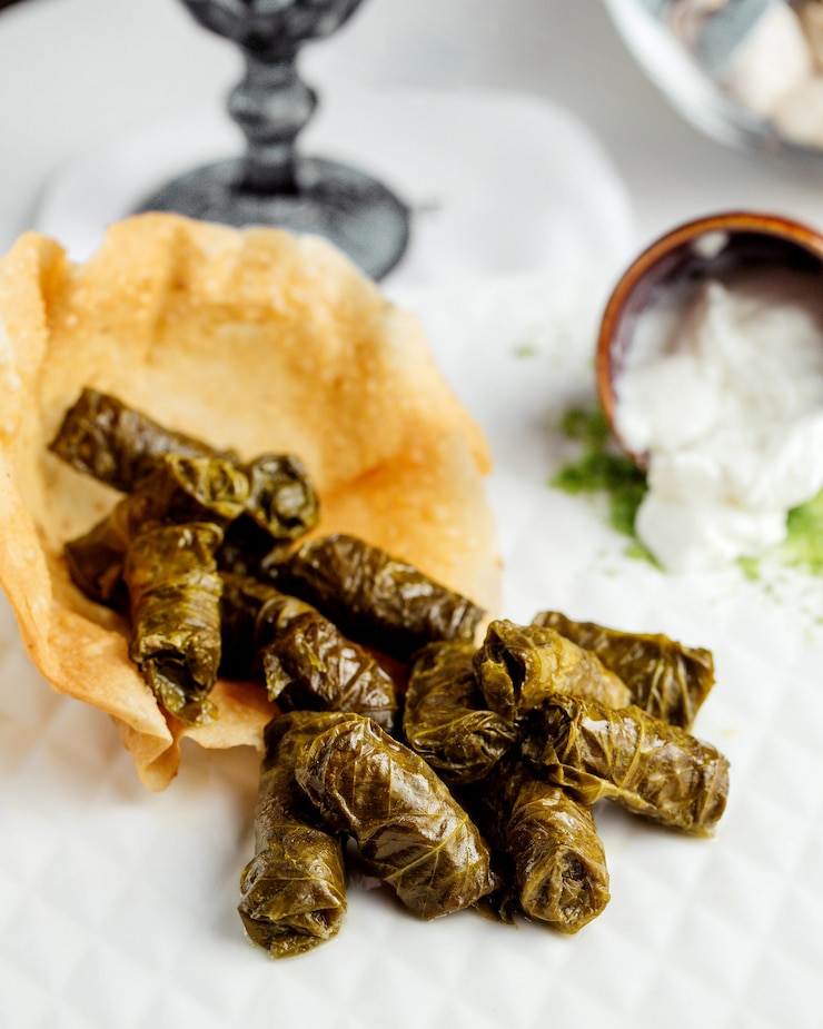 Photo Gratis dolma disajikan dengan yogurt polos