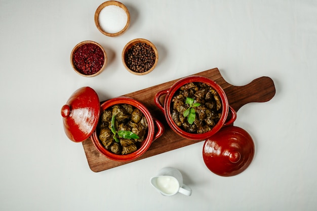 Foto gratuita dolma de hoja de uva con carne rellena