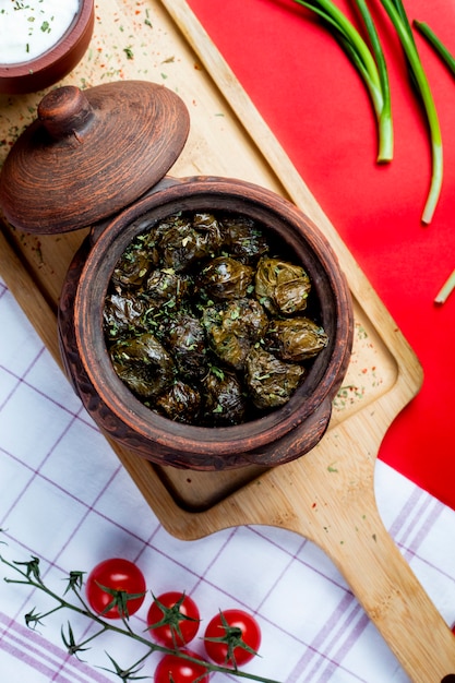 Dolma en hojas cubiertas con hierbas