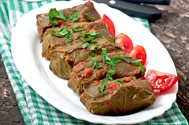 Foto gratuita dolma, hojas de parra rellenas, cocina turca y griega