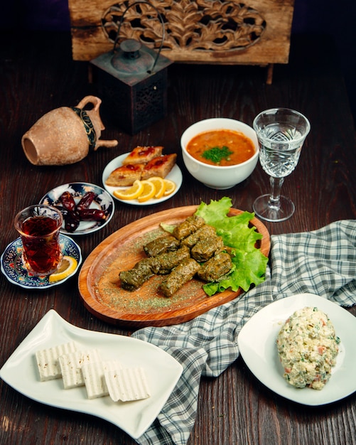 Dolma de uva hojas ensalada queso y té con dulces