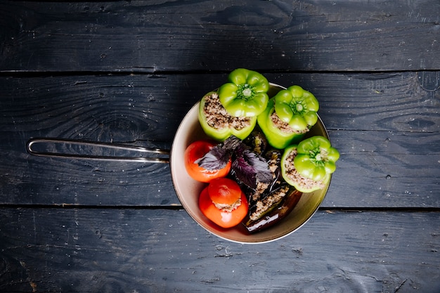 Dolma de verduras con relleno de carne en una sartén.