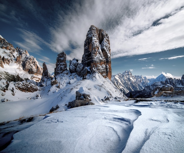 Dolomitas cubiertos de nieve bajo la luz del sol y un cielo nublado en los Alpes italianos en invierno