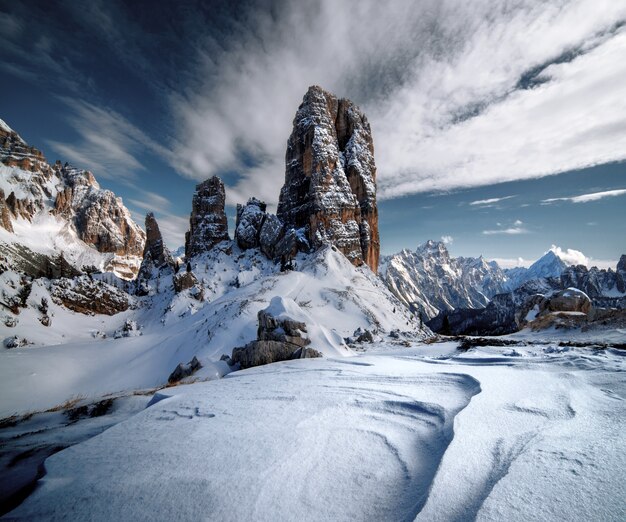 Dolomitas cubiertos de nieve bajo la luz del sol y un cielo nublado en los Alpes italianos en invierno