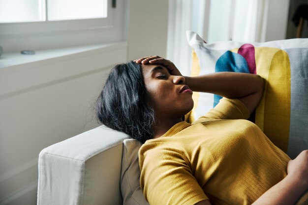 Dolor de cabeza de mujer negra y dormir