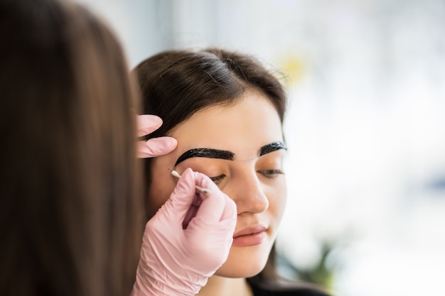 Domina el maquillaje con amplias líneas de cejas negras