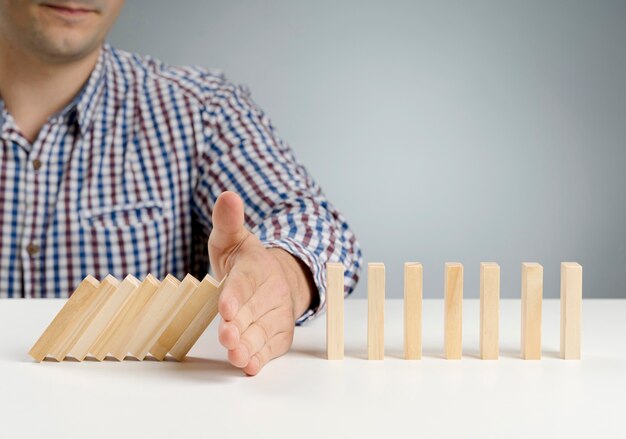 Dominó bloques de madera en pausa