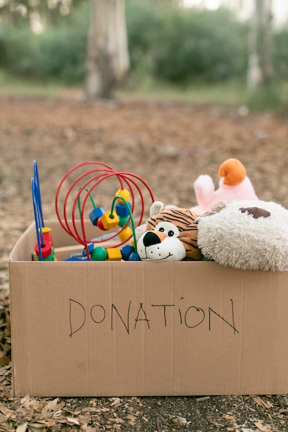 Foto gratuita donación de juguetes en caja al aire libre