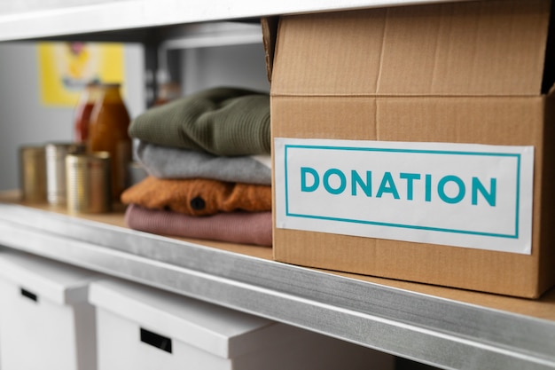 Donaciones de ropa y comida recolectadas para caridad
