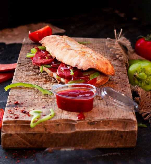 Donador de pan Tandir, sucuk ekmek con salchicha en una tabla de madera