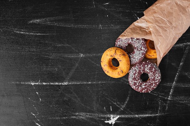 Donas de chocolate envueltas en papel.