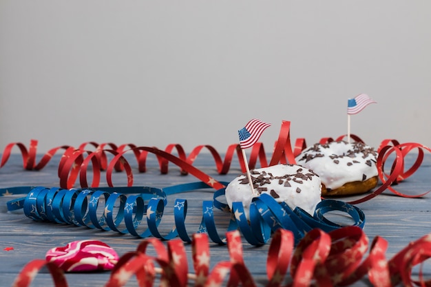 Donas decoradas con bandera americana y rayas de colores en espiral.