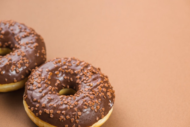 Foto gratuita donas glaseadas de chocolate con chispas de cacao